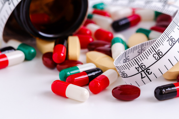 tabletki i butelka z tabletkami izolowane na białym tle - Zdjęcie, obraz