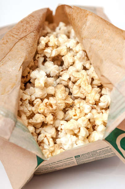 попкорн у паперовій сумці на білому тлі
 - Фото, зображення