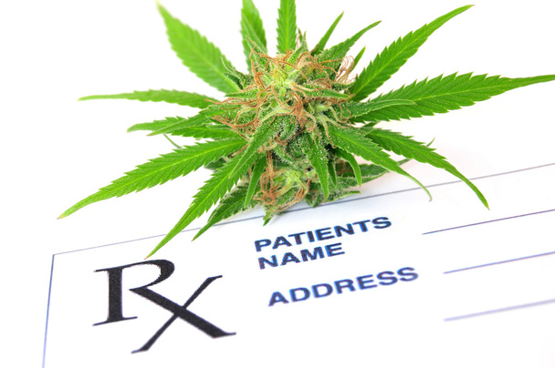 marijuana médicale avec papier sur ordonnance
 - Photo, image
