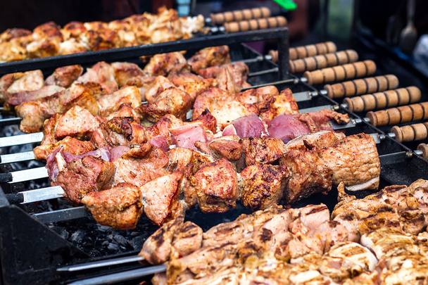 Marynowany szaszłyk przygotowujący na grillu nad węglem drzewnym. Shashlik lub kebab Shish popularne w Europie Wschodniej. Szaszłyk (mięso szaszłykowane) był pierwotnie z jagnięciny. Kebaby z wołowiną na grillu. - Zdjęcie, obraz