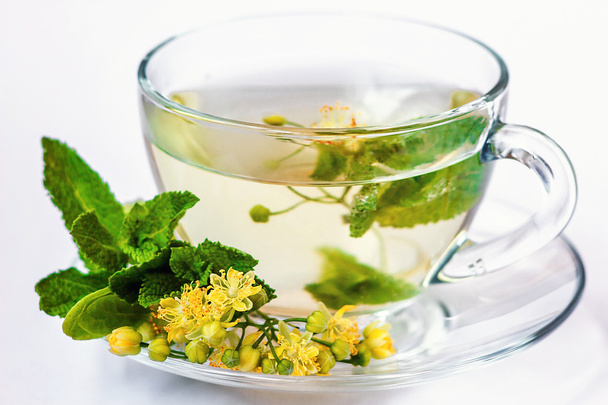 リンデン茶と白で隔離される花のカップ - 写真・画像