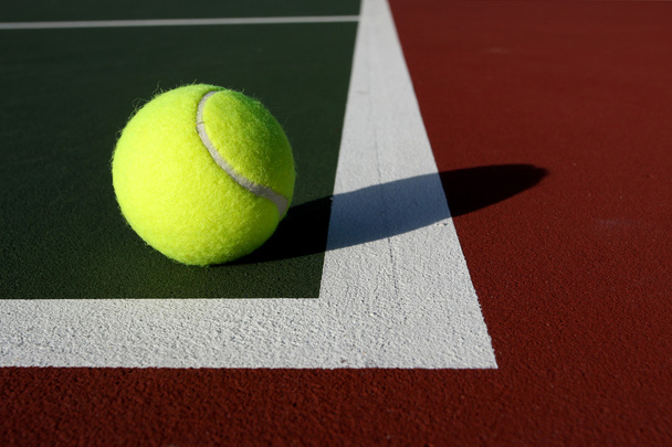 Один теннисный мяч на корте
 - Фото, изображение