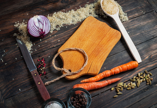 składniki do gotowania ryżu z warzywami, nóż na podłoże drewniane - Zdjęcie, obraz