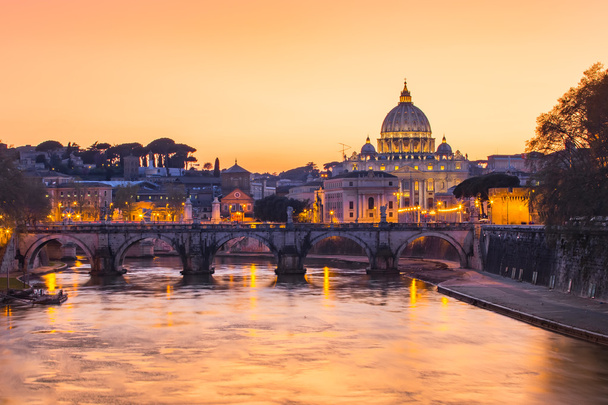 Vista sul tramonto della Città del Vaticano
 - Foto, immagini