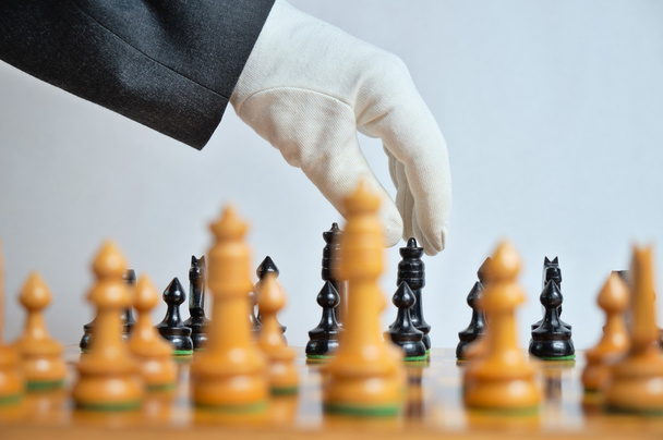 Bílé rukavice přesunutí šachová figurka - Fotografie, Obrázek