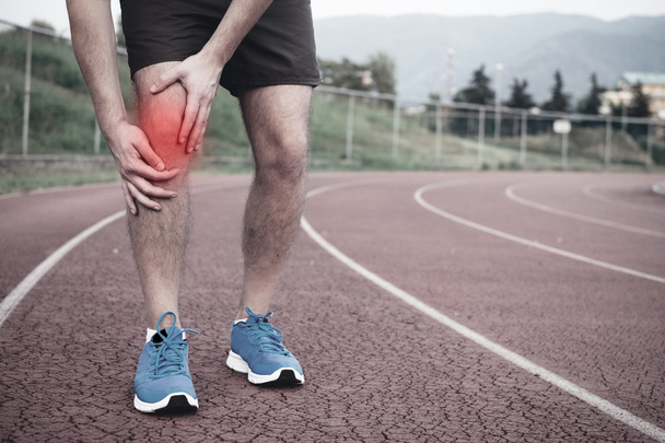 Běžec se zraněným kolenem na trati - Fotografie, Obrázek
