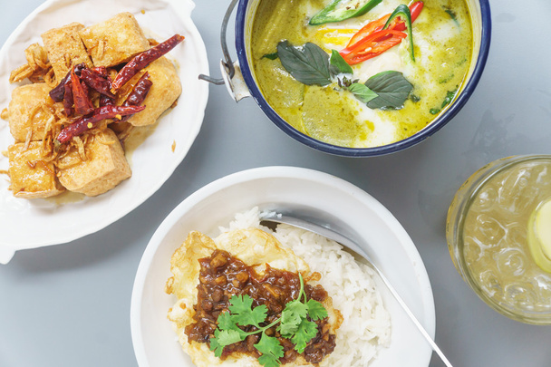 Thaise gerechten pittig gebakken ei tofu en groene curry - Foto, afbeelding