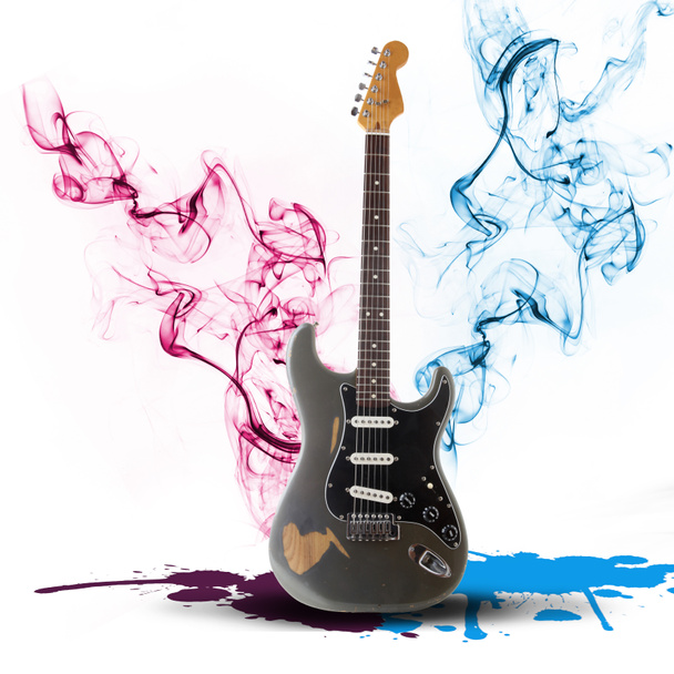 Gitara elektryczna koncepcja pośród dymu i splash - Zdjęcie, obraz