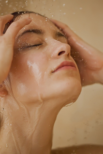 Chica tomando una ducha
 - Foto, imagen