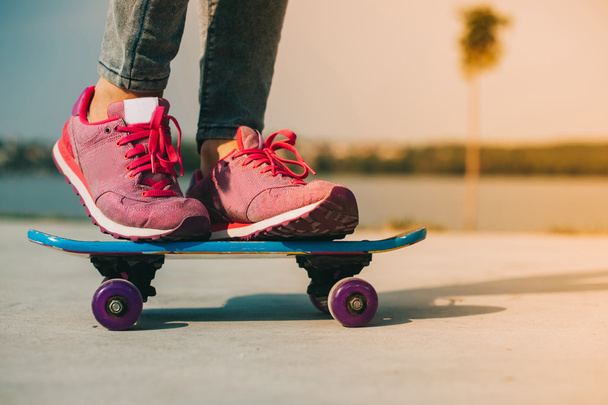 girl stands on  skateboard - Φωτογραφία, εικόνα