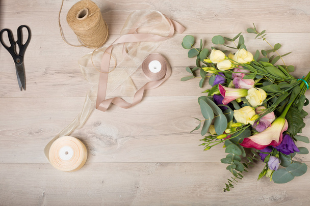 Flowers arranged on a wooden background - Φωτογραφία, εικόνα