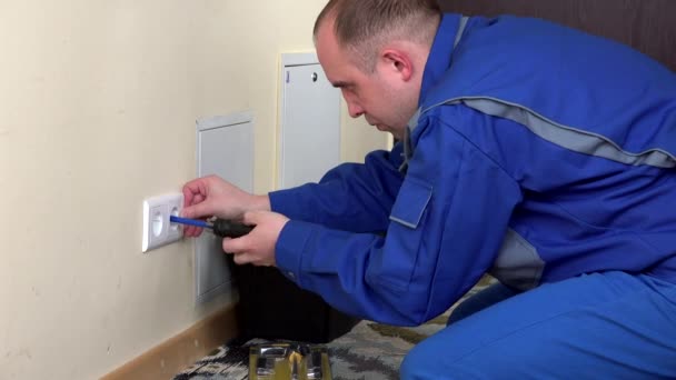 eletricista homem instalar uma tomada de energia de parede
 - Filmagem, Vídeo