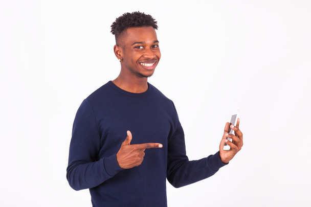 Fiatal afroamerikai férfi mutat a smartphone képernyő - Bla - Fotó, kép