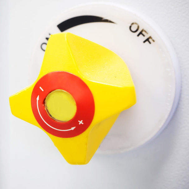 Крупним планом жовтий газовий клапан в лабораторії
 - Фото, зображення