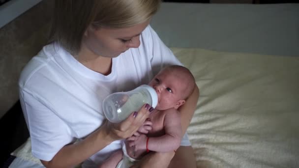 Малюкової новонародженого молодих красивих матері утримання дитини - Кадри, відео