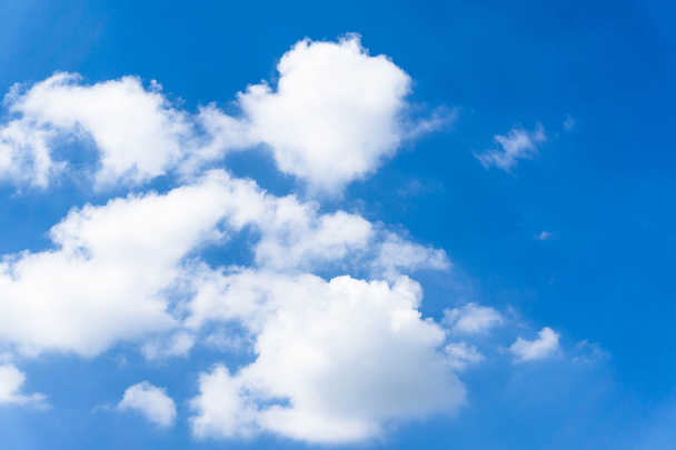 blauwe hemel met cloud close-up blauwe hemel met wolken achtergrond. - Foto, afbeelding