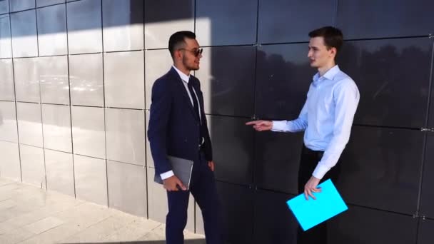 Equipe de negócios em pé perto do centro escritório 2 Emoções masculinas
 - Filmagem, Vídeo