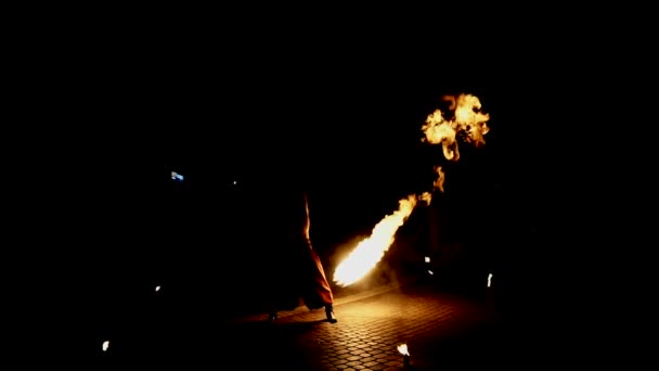Φωτιά εμφάνιση καλλιτέχνη αναπνέουν την πυρκαγιά στην παρουσίαση σκούρο επιδόσεις σε δράση στην διάρκεια της νύχτας. Φλεγόμενα μονοπάτια, καταπληκτικό - Πλάνα, βίντεο