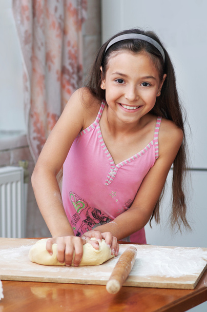 The girl is kneading the dough - Fotoğraf, Görsel