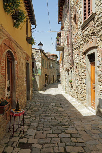 トスカーナ ボルゴ montefioralle の狭い石の道 - 写真・画像
