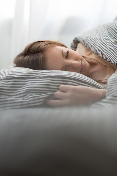 Beautiful young woman sleeping in bed - Valokuva, kuva