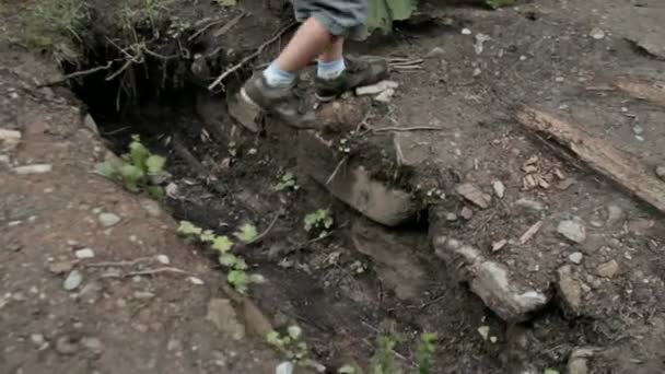 Αγόρι με τα πόδια και τρέχει μέσα από τις πέτρες - Πλάνα, βίντεο