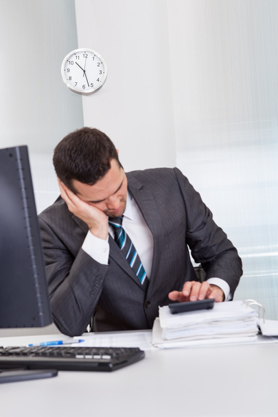 Businessman sleeping at the office - Фото, зображення