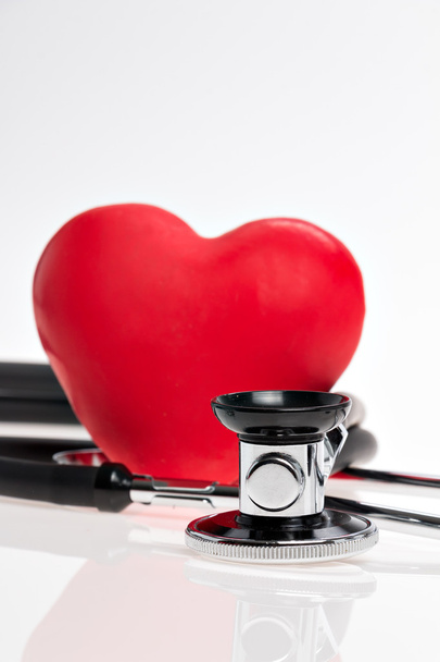 Czerwone serce ze stetoskopem - Zdjęcie, obraz