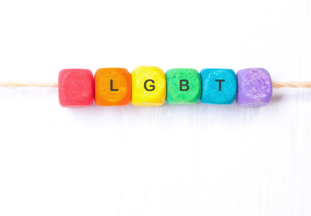 Λέξη ΛΟΑΤ ουράνιο τόξο των χρωμάτων στα ζάρια - Φωτογραφία, εικόνα