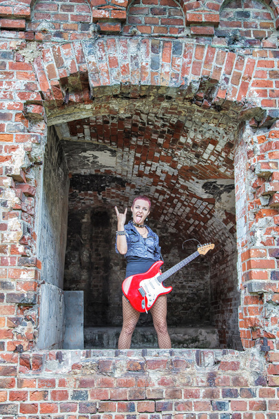 elektro gitar ayakta penceresinde ile punk kız - Fotoğraf, Görsel