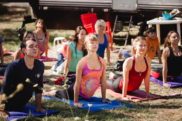 Outdoor-Praxis beim Avatar Yoga Festival - Foto, Bild
