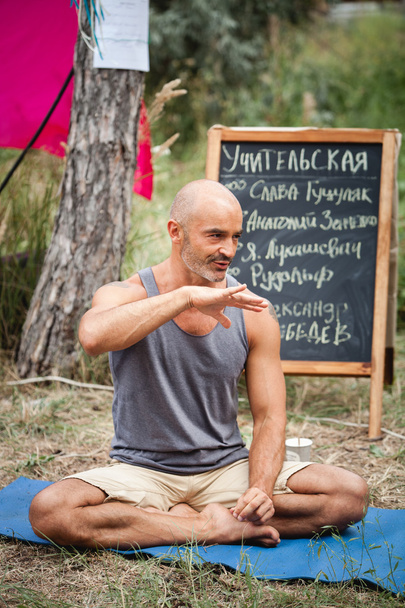 Palestra ao ar livre durante Avatar Yoga Festival
 - Foto, Imagem