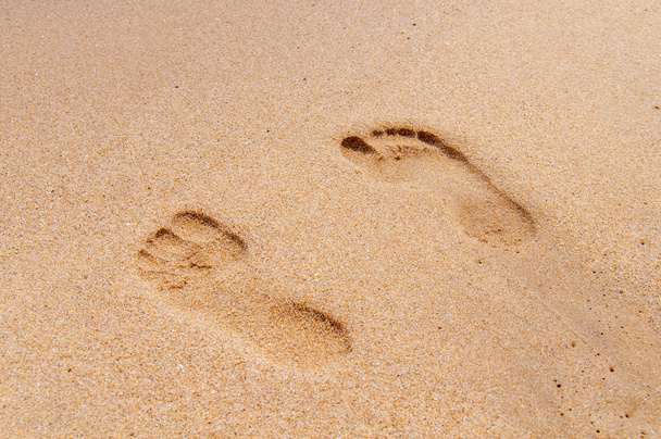 Deux empreintes sur la plage de sable fin
 - Photo, image
