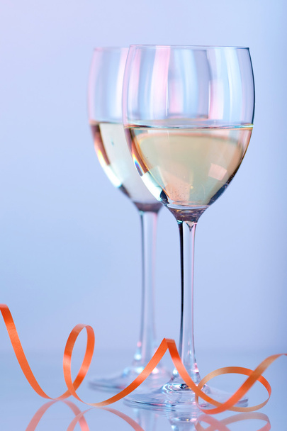 Dos vasos de vino con vino blanco
 - Foto, Imagen