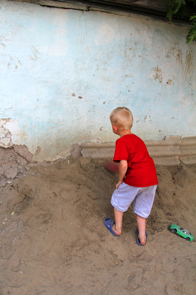 El chico juega en las arenas
 - Foto, Imagen