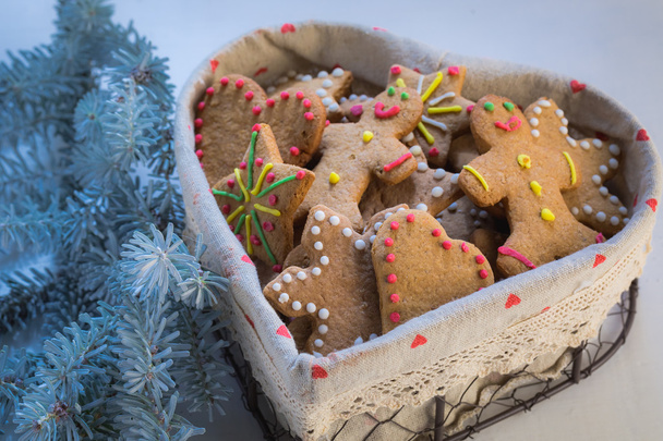 Biscoitos de Natal recém-assados na mesa branca com janela azul
 - Foto, Imagem