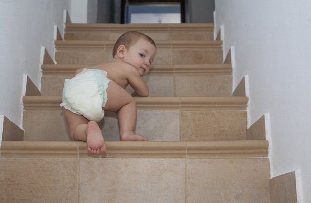 Babyjongen verkennen de trap - Foto, afbeelding