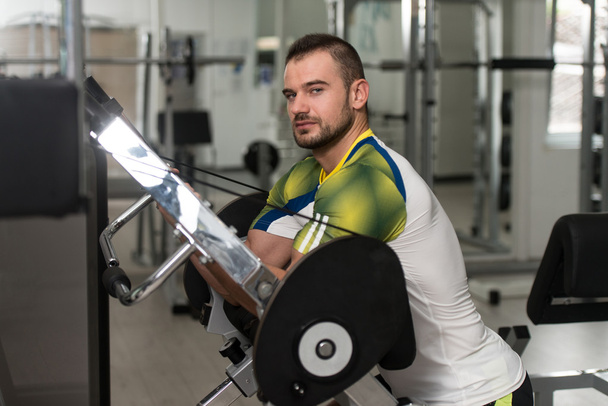 Man Training Biceps Exercises On A Machine - Foto, Imagem