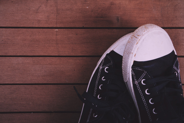 Старые холст обувь на деревянный пол Винтажный ретро фильтр
. - Фото, изображение