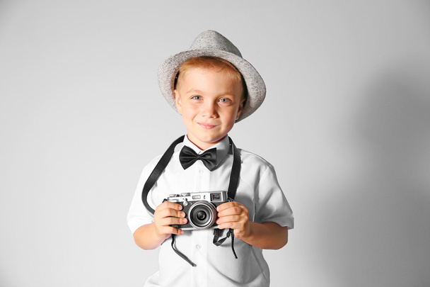 Junge mit Oldtimer-Kamera - Foto, Bild