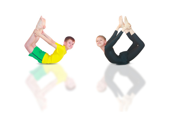  chłopak i dziewczyna robi joga na białym tle - Zdjęcie, obraz