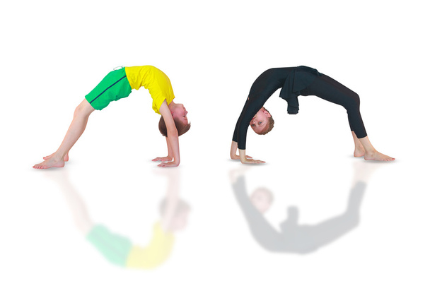  chico y chica haciendo yoga sobre fondo blanco
 - Foto, imagen