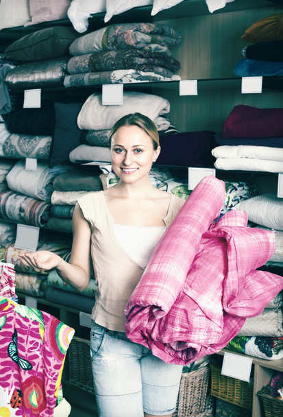 γυναίκα πελάτης μαζεύοντας κουβέρτα - Φωτογραφία, εικόνα