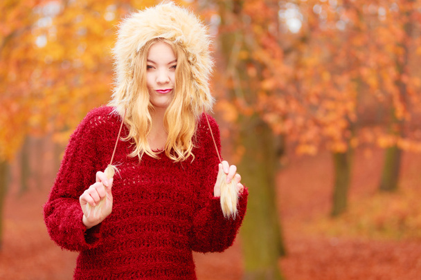 Portrait of pretty fashion woman in fur winter hat - Fotoğraf, Görsel