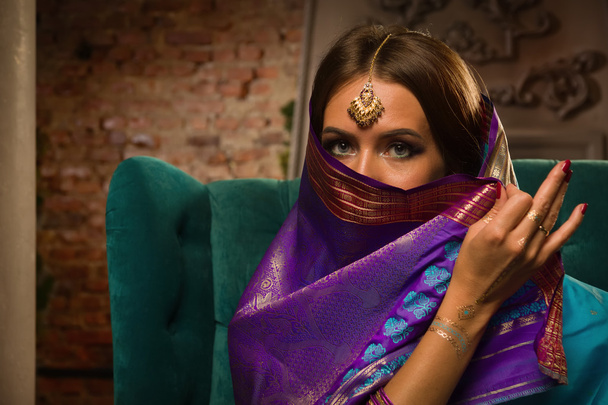 Bella giovane donna in abiti tradizionali indiani
  - Foto, immagini