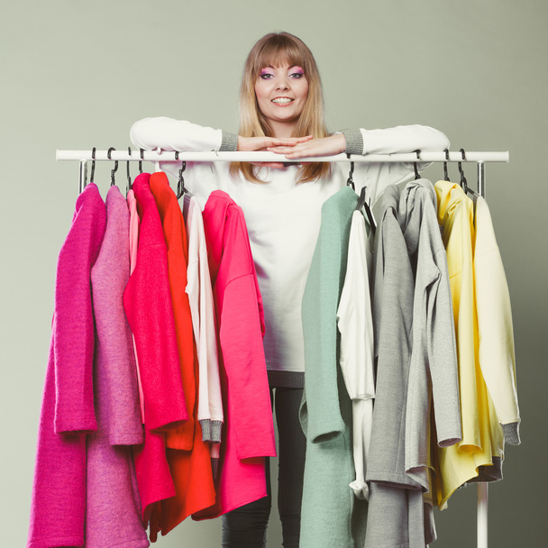 Женщина выбирает одежду для одежды в торговом центре или гардеробе
 - Фото, изображение