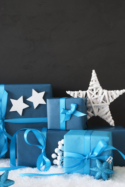 Vertical Blue Christmas Gifts, Black Cement Wall, Snow - Foto, Bild