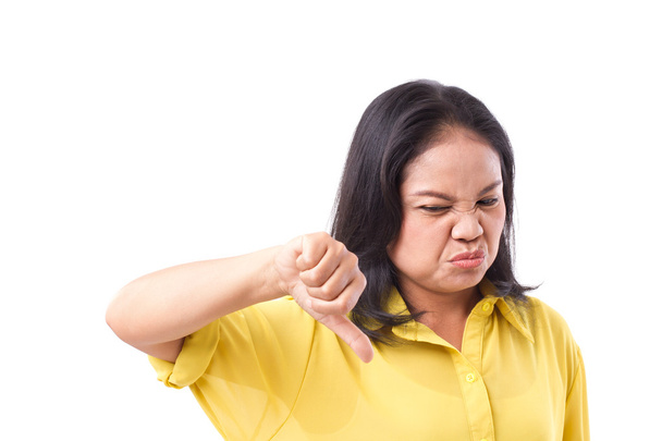 frustrovaný středního věku žena dává palec dolů - Fotografie, Obrázek