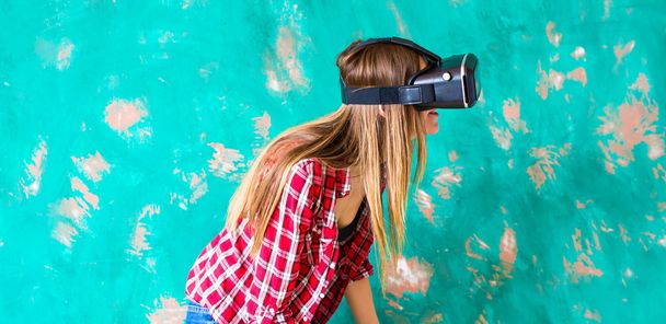 Технологии, развлечения и люди - счастливая молодая женщина с гарнитурой виртуальной реальности или 3D-очками
 - Фото, изображение
