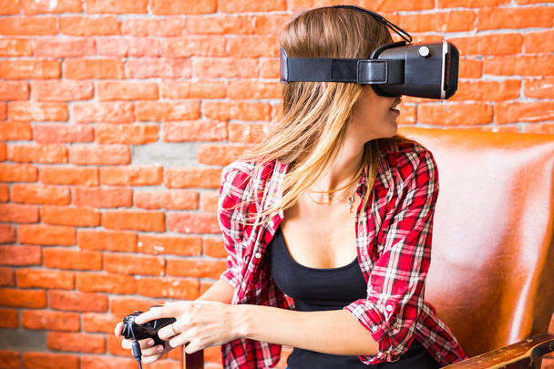 technologie, hraní her, zábavy a lidé koncept - mladá žena s soupravu pro virtuální realitu, ovladač gamepad hrát závodní videohry. - Fotografie, Obrázek